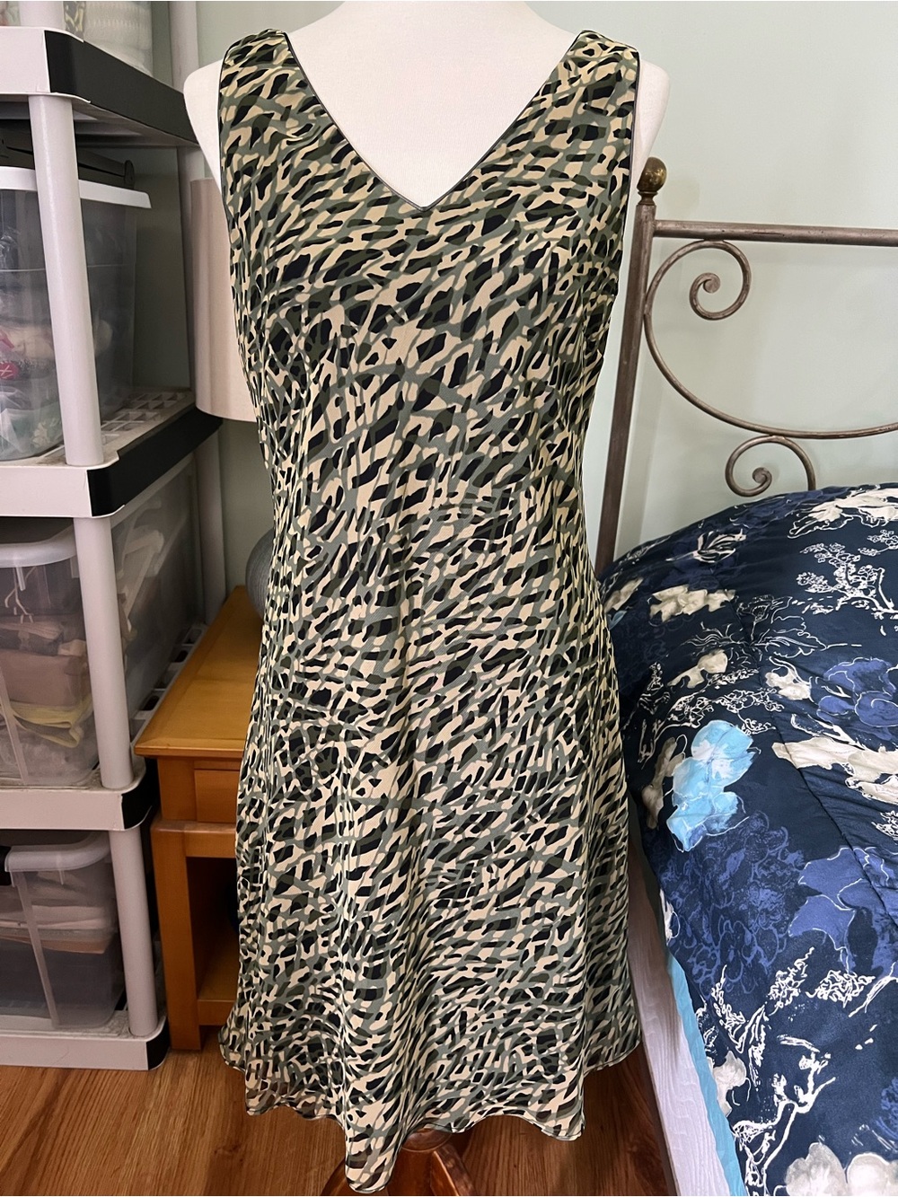 Componix Women’s Size 12 V-Neck Sleeveless Green Camo Print Lined Sheath Dress